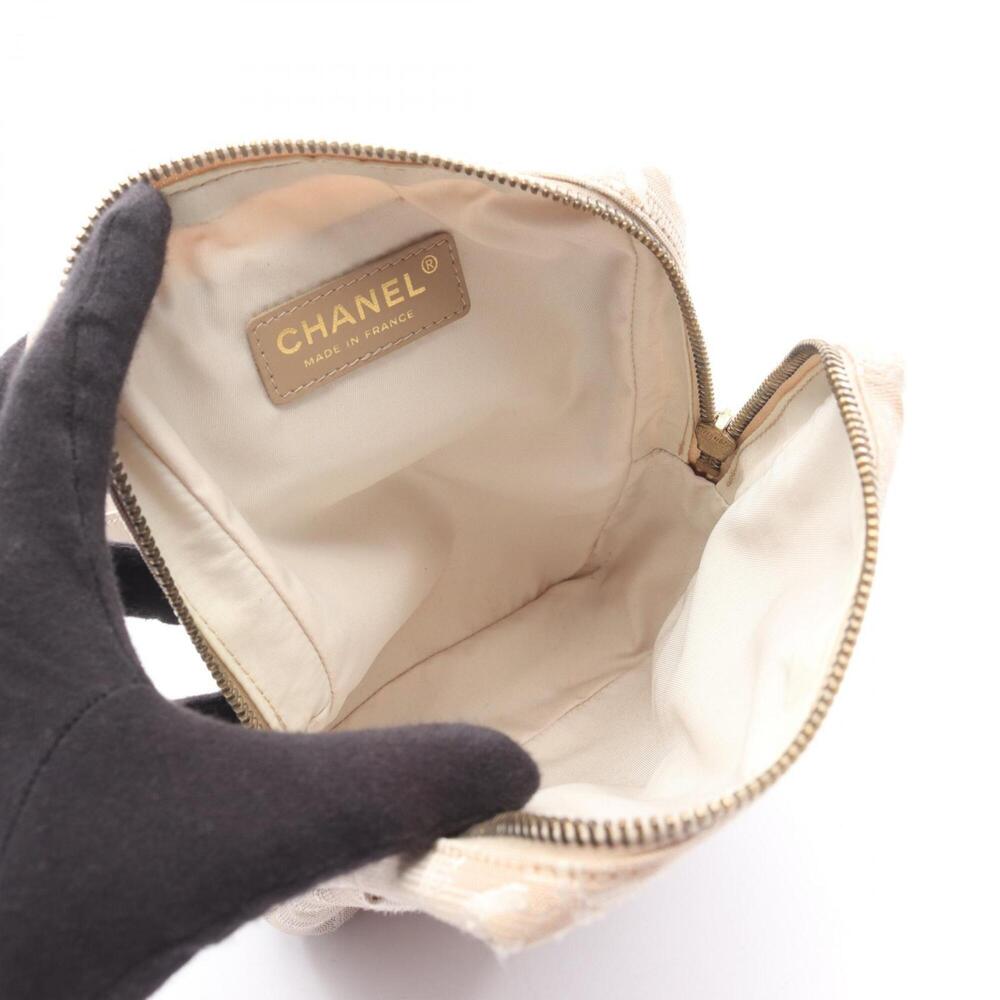 CHANEL Cream Leather Shoulder Bag - Picture 3 of 11